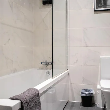 1 Bed With Super King Bed Wifi Washer Dryer Workspace