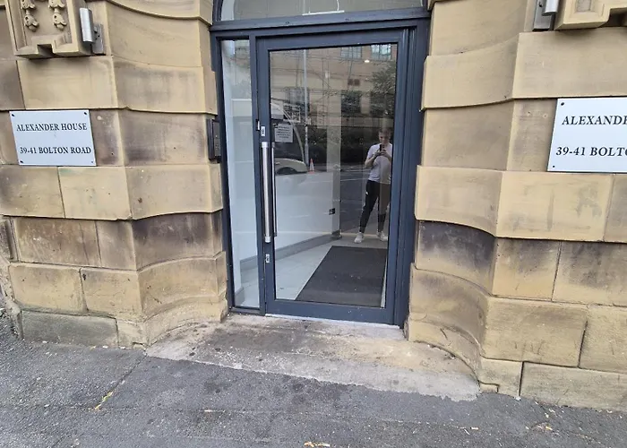 1 Bed With Super King Bed Wifi Washer Dryer Workspace * Bradford (West Yorkshire)