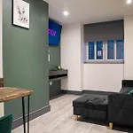 Апартаменты Centre Serviced With Super King Bed Close Parking Fast Wifi Netflix Washer Dryer Брадфорд