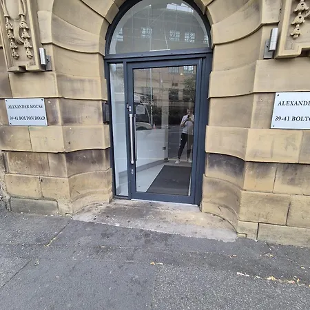 King Bed With Close Parking Ideal For Events Families And Workers * Bradford (West Yorkshire)