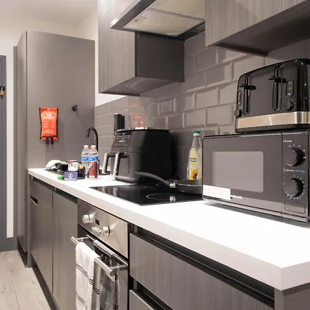 1 Bed With Super King Bed Wifi Washer Dryer Workspace *