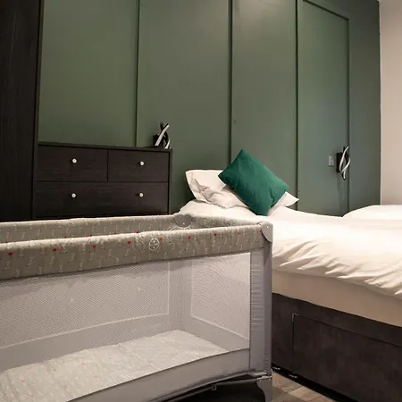 Apartment King Bed With Close Parking Ideal For Events Families And Workers Bradford (West Yorkshire)
