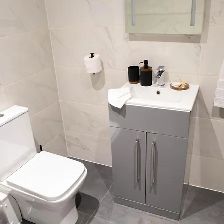 King Bed With Close Parking Ideal For Events Families And Workers Apartment Bradford (West Yorkshire)