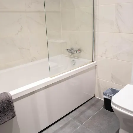 Centre Serviced With Super King Bed Close Parking Fast Wifi Netflix Washer Dryer * בראדפורד