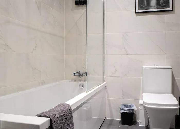 1 Bed With Super King Bed Wifi Washer Dryer Workspace