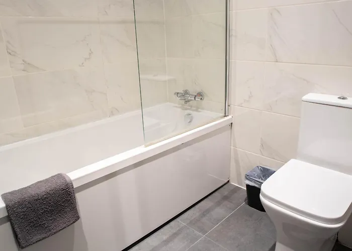 1 Bed With Super King Bed Wifi Washer Dryer Workspace * Bradford