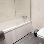 Centre Serviced With Super King Bed Close Parking Fast Wifi Netflix Washer Dryer * Bradford (West Yorkshire)