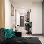 Apartment Centre Serviced With Super King Bed Close Parking Fast Wifi Netflix Washer Dryer