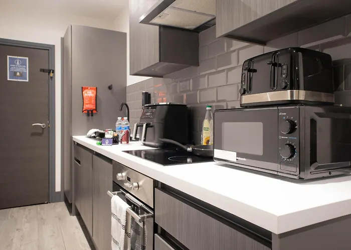 1 Bed With Super King Bed Wifi Washer Dryer Workspace *